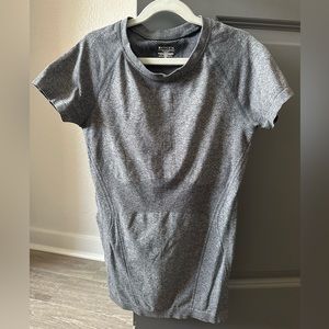 Athleta Momentum Seamless heather tee
